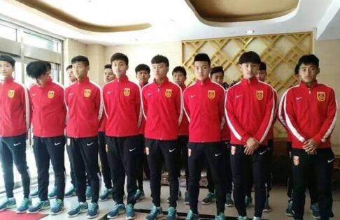 董秀华开口问他：你这次去金陵到底是怎么回事？怎么刚过去立刻就赶回来了，而且我听说你还吞服了一串红宝石项链？是我帮你挑选的、让你送给宋家大小姐的那串项链吗？这到底都是什么情况？面对妈妈一连串的问题。